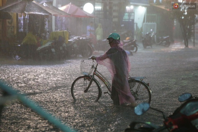 Hàng loạt tuyến đường ở Sài Gòn hỗn loạn vì ngập kinh hoàng trong mưa lớn - Ảnh 4.