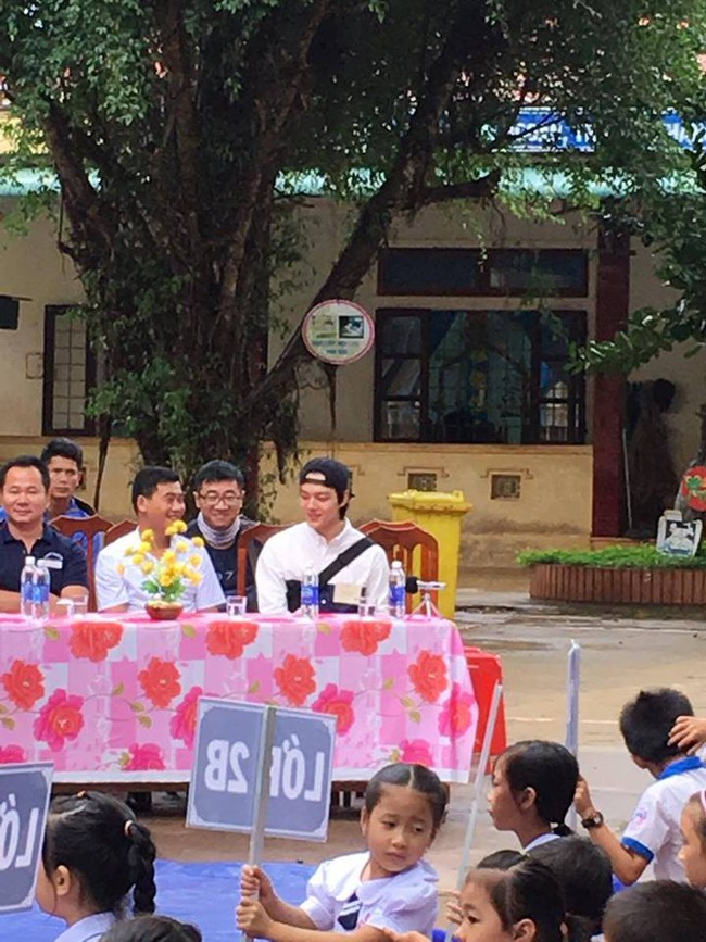 Sao nh&iacute; một thời Yeo Jin Goo điển trai, giản dị xuất hiện tại một trường học ở tỉnh Quảng Trị - Ảnh 1.