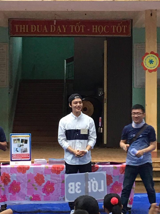 Sao nh&iacute; một thời Yeo Jin Goo điển trai, giản dị xuất hiện tại một trường học ở tỉnh Quảng Trị - Ảnh 2.