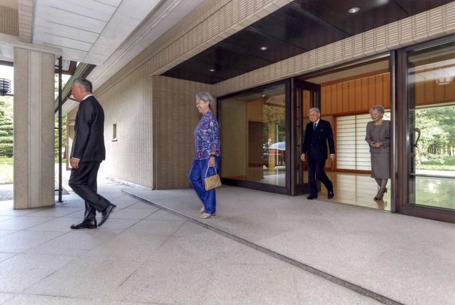 Câu chuyện bất ngờ về chiếc ví giản dị của phu nhân Thủ tướng Singapore - Ảnh 2.