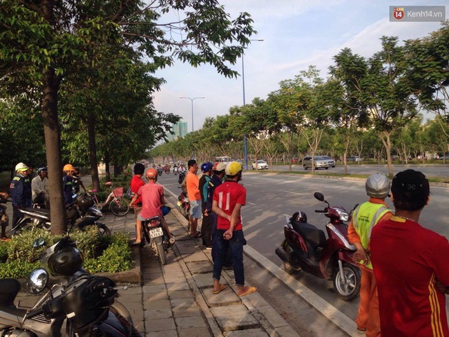 Chồng ngồi thẫn thờ b&ecirc;n thi thể người vợ tử vong sau tai nạn ở S&agrave;i G&ograve;n - Ảnh 3.