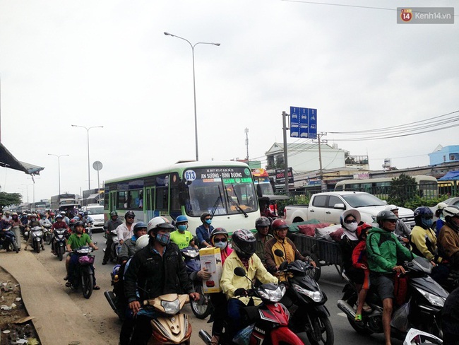 TP HCM: Va chạm với xe tải, cụ &ocirc;ng hơn 70 tuổi ng&atilde; văng ra đường - Ảnh 2.