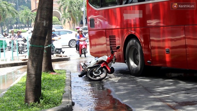 Hàng chục người nước ngoài la hét khi xe khách va chạm với cô gái ở trung tâm Sài Gòn - Ảnh 1.