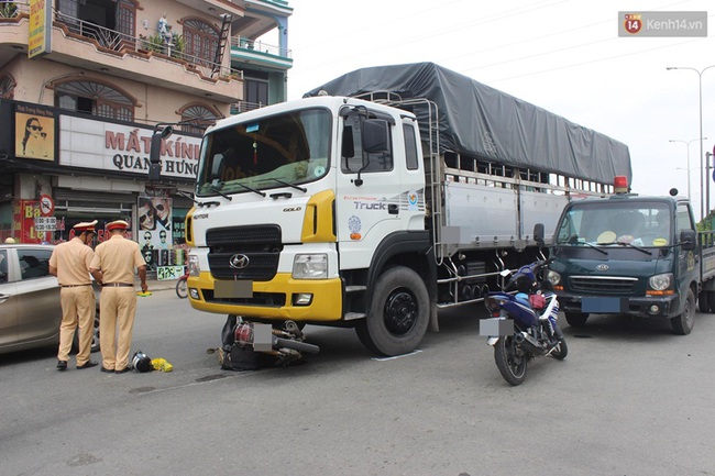 TP HCM: Va chạm với xe tải, cụ &ocirc;ng hơn 70 tuổi ng&atilde; văng ra đường - Ảnh 1.