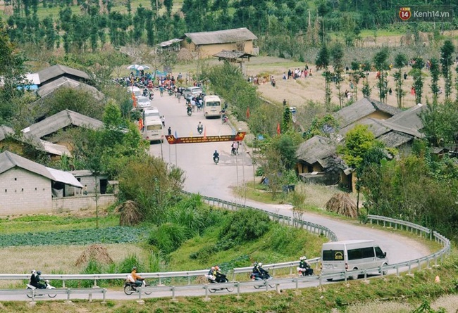 Dòng người lũ lượt kéo về thị trấn Đồng Văn để chụp ảnh với hoa tam giác mạch - Ảnh 11.