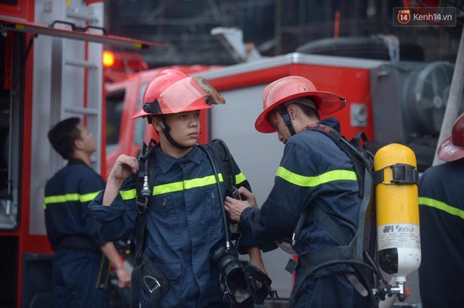 Clip lính cứu hỏa chìm trong khói lửa mịt mù ở Hà Nội - Ảnh 3.