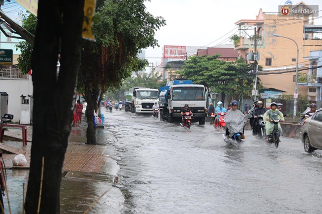 Sài Gòn mưa lớn sáng đầu tuần, người dân vật vã đến công sở vì kẹt xe khắp nơi - Ảnh 1.