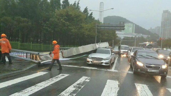 Cảnh tượng ngập lụt, đổ nát kinh hoàng sau bão tại siêu đô thị Busan của Hàn Quốc - Ảnh 6.