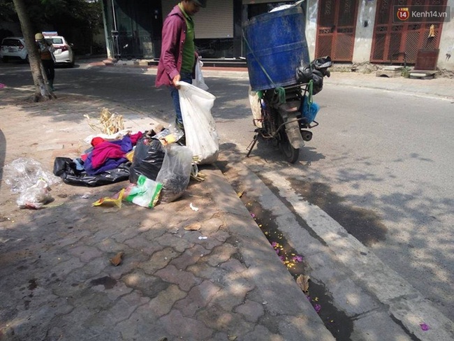 Xuất hiện đôi nam nữ đóng thùng xốp cá chết ở hồ Tây - Ảnh 6.