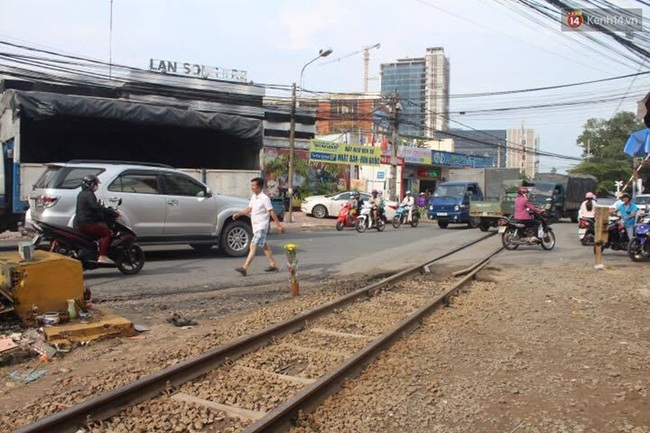 Bỏ lại xe máy, nam thanh niên luồn qua gác chắn, lao vào đoàn tàu tự tử - Ảnh 1.