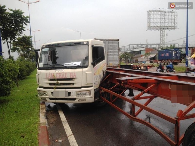 Tai nạn liên hoàn trên xa lộ Hà Nội, hàng trăm phương tiện kẹt cứng - Ảnh 1.