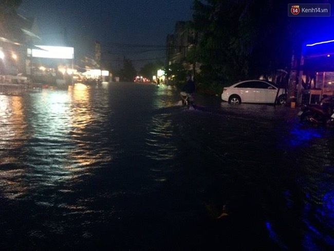 Nhiều tuyến đường tại S&agrave;i G&ograve;n lại ch&igrave;m trong biển nước sau mưa lớn - Ảnh 3.