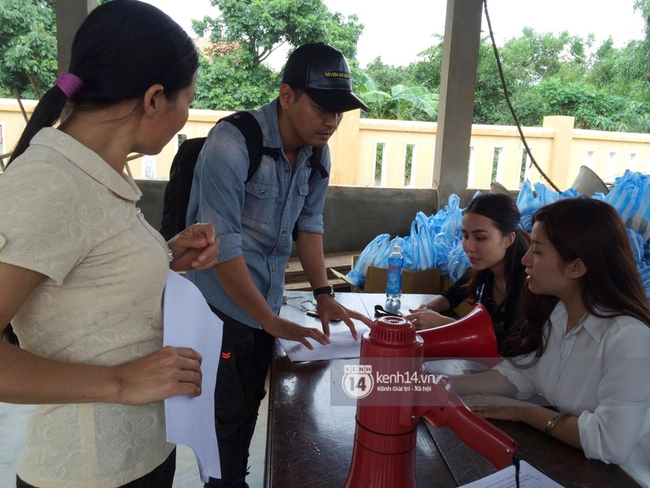 MC Phan Anh đang trao những phần quà đầu tiên: Mọi người thương con thì xếp hàng ngay ngắn vào ạ - Ảnh 1.