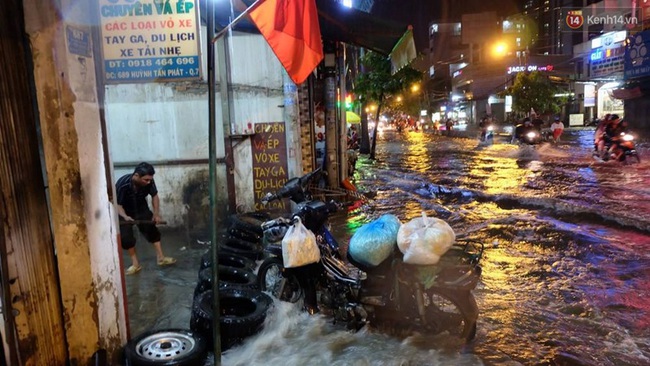 Nhiều tuyến đường tại S&agrave;i G&ograve;n lại ch&igrave;m trong biển nước sau mưa lớn - Ảnh 12.