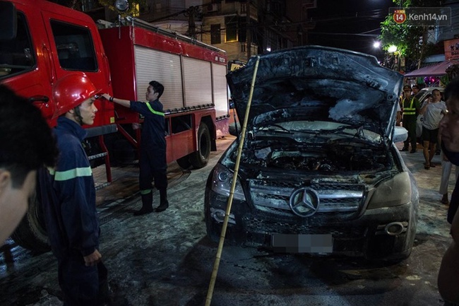 H&agrave; Nội: &Ocirc; t&ocirc; Mercedes bốc ch&aacute;y ở phố Đồng Xu&acirc;n - Ảnh 2.