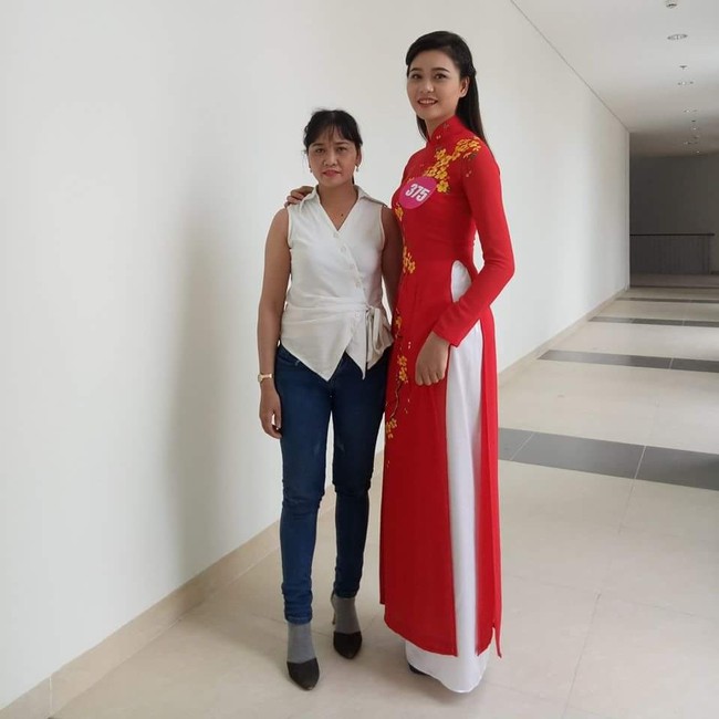 Nữ sinh diễn s&acirc;u khi nhận giải: L&uacute;c đ&oacute; m&igrave;nh nh&igrave;n l&ecirc;n gia đ&igrave;nh ở tầng 2, kh&ocirc;ng ngờ l&ecirc;n h&igrave;nh lại như vậy - Ảnh 5.