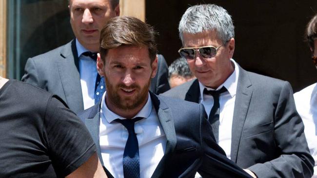 Messi mệt mỏi, d&aacute;o d&aacute;c nh&igrave;n quanh khi phải hầu t&ograve;a v&igrave; trốn thuế - Ảnh 5.