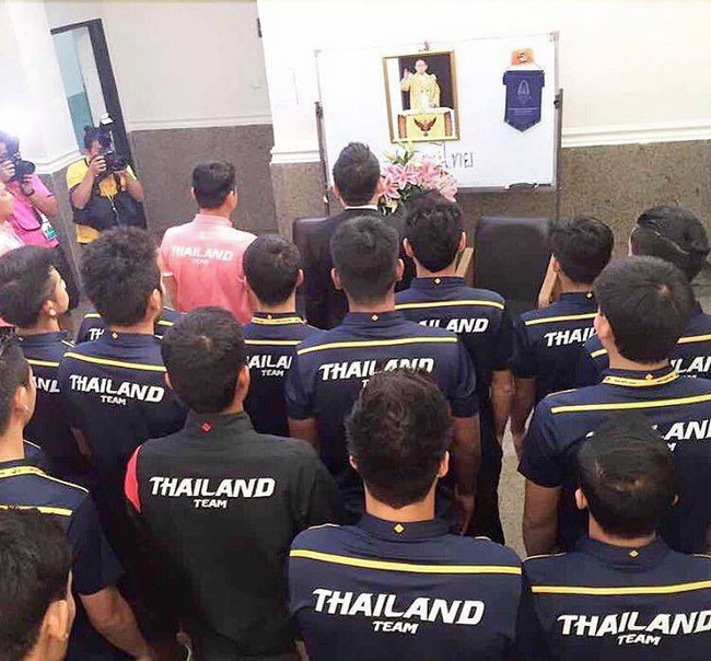Cầu thủ Th&aacute;i Lan lu&ocirc;n coi Quốc vương Bhumibol l&agrave; biểu tượng của may mắn, th&agrave;nh c&ocirc;ng - Ảnh 3.