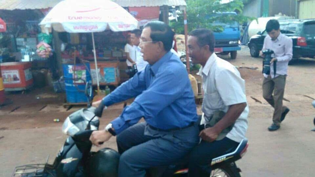 Thủ tướng Campuchia bị phạt vì không đội mũ bảo hiểm - Ảnh 1.