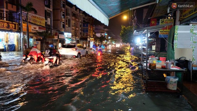 Nhiều tuyến đường tại S&agrave;i G&ograve;n lại ch&igrave;m trong biển nước sau mưa lớn - Ảnh 6.