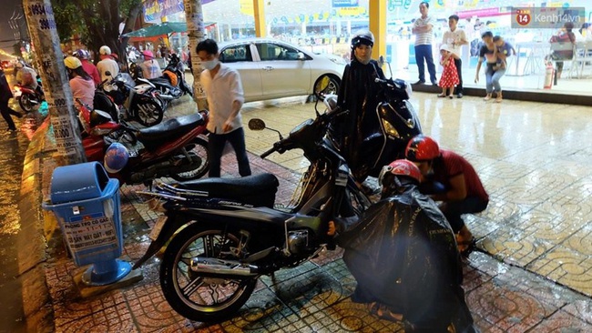 Nhiều tuyến đường tại S&agrave;i G&ograve;n lại ch&igrave;m trong biển nước sau mưa lớn - Ảnh 13.