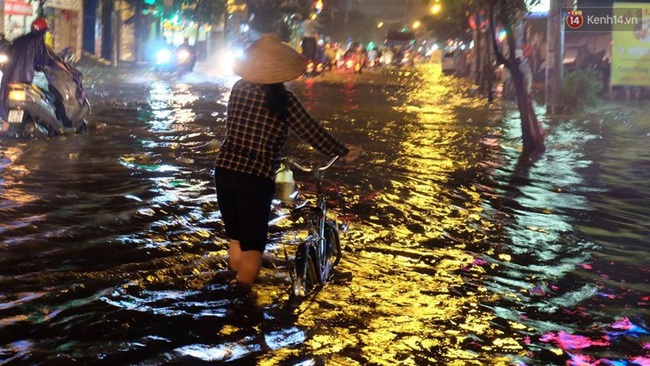Nhiều tuyến đường tại S&agrave;i G&ograve;n lại ch&igrave;m trong biển nước sau mưa lớn - Ảnh 9.