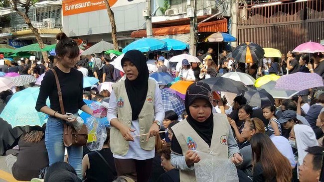 Dù nắng mưa hay đêm ngày, người dân Thái Lan vẫn xếp hàng chờ viếng Quốc vương Bhumibol - Ảnh 7.