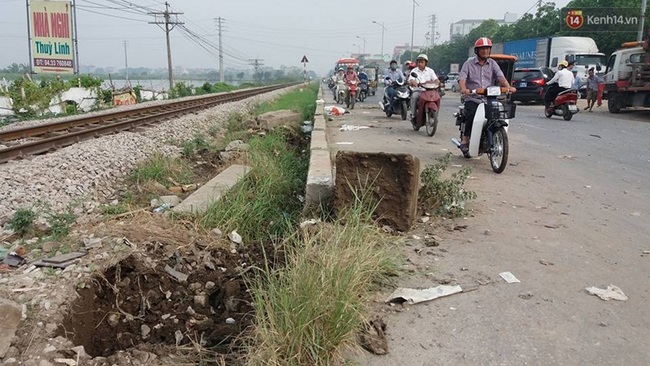 Chùm ảnh: Hiện trường kinh hoàng tàu hỏa tông ô tô khiến 5 người tử vong - Ảnh 7.