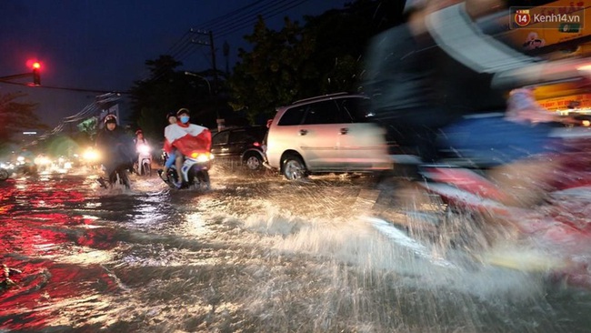 Nhiều tuyến đường tại S&agrave;i G&ograve;n lại ch&igrave;m trong biển nước sau mưa lớn - Ảnh 7.