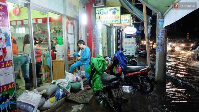 Nhiều tuyến đường tại S&agrave;i G&ograve;n lại ch&igrave;m trong biển nước sau mưa lớn - Ảnh 11.