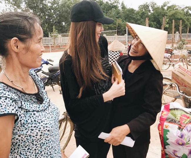 Hồ Ngọc H&agrave; hủy show, đưa Su Beo về qu&ecirc; Quảng B&igrave;nh cứu trợ đồng b&agrave;o chịu thi&ecirc;n tai - Ảnh 13.