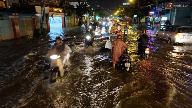 Nhiều tuyến đường tại S&agrave;i G&ograve;n lại ch&igrave;m trong biển nước sau mưa lớn - Ảnh 8.