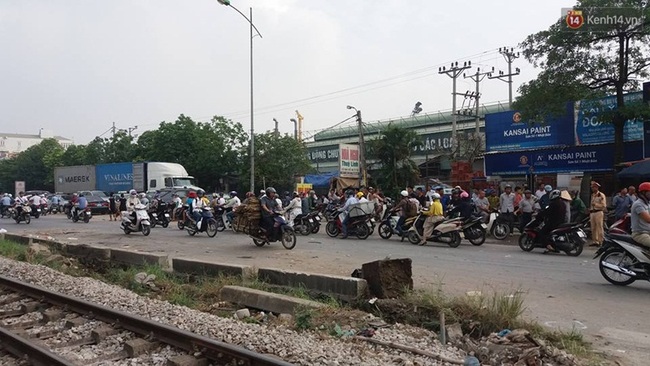 Chùm ảnh: Hiện trường kinh hoàng tàu hỏa tông ô tô khiến 5 người tử vong - Ảnh 12.