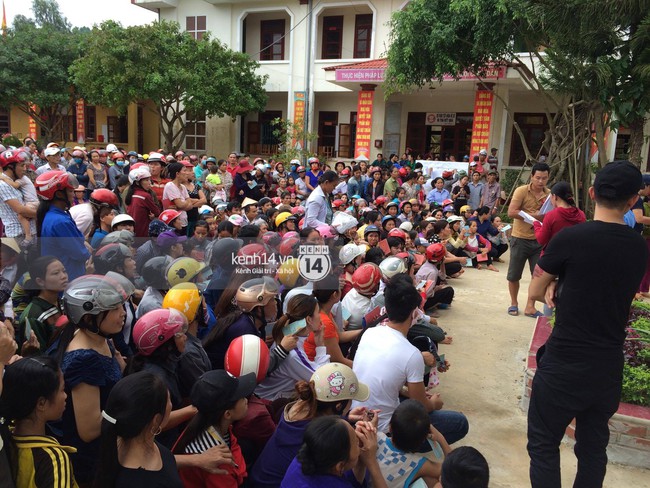 MC Phan Anh đang trao những phần quà đầu tiên: Mọi người thương con thì xếp hàng ngay ngắn vào ạ - Ảnh 10.