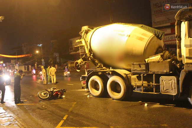 Xe bồn c&aacute;n chết 2 c&ocirc;ng nh&acirc;n trong đ&ecirc;m ở S&agrave;i G&ograve;n - Ảnh 1.