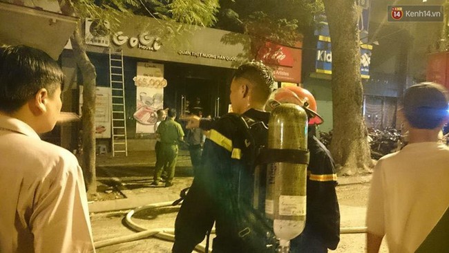 H&agrave; Nội: Chập điện, đ&aacute;m ch&aacute;y lan sang qu&aacute;n thịt nướng khiến nhiều người hốt hoảng - Ảnh 4.