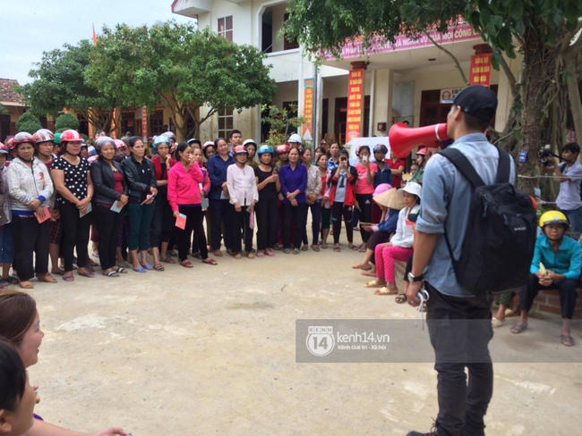 MC Phan Anh đang trao những phần quà đầu tiên: Mọi người thương con thì xếp hàng ngay ngắn vào ạ - Ảnh 6.