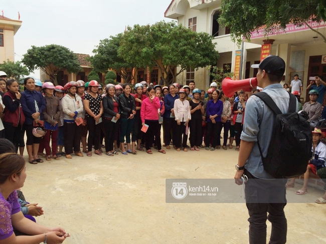 MC Phan Anh đang trao những phần quà đầu tiên: Mọi người thương con thì xếp hàng ngay ngắn vào ạ - Ảnh 7.