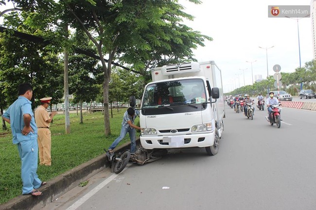 Li&ecirc;n tiếp 2 vụ tai nạn tr&ecirc;n xa lộ H&agrave; Nội, 3 người cấp cứu trong t&igrave;nh trạng nguy kịch - Ảnh 2.