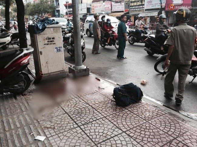 Kinh hoàng người đàn ông bị chém gần đứt lìa tay trên đường phố Sài Gòn - Ảnh 1.