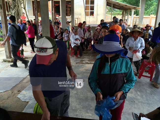 MC Phan Anh đang trao những phần quà đầu tiên: Mọi người thương con thì xếp hàng ngay ngắn vào ạ - Ảnh 12.