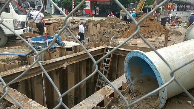 Khu vực Trung t&acirc;m S&agrave;i G&ograve;n bị c&uacute;p nước do vỡ đường ống khi thi c&ocirc;ng tuyến metro - Ảnh 1.