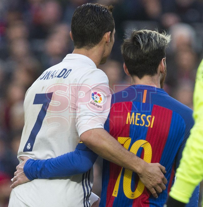 Ronaldo th&acirc;n thiện đến kh&oacute; tin với Messi ở trận Si&ecirc;u kinh điển - Ảnh 4.
