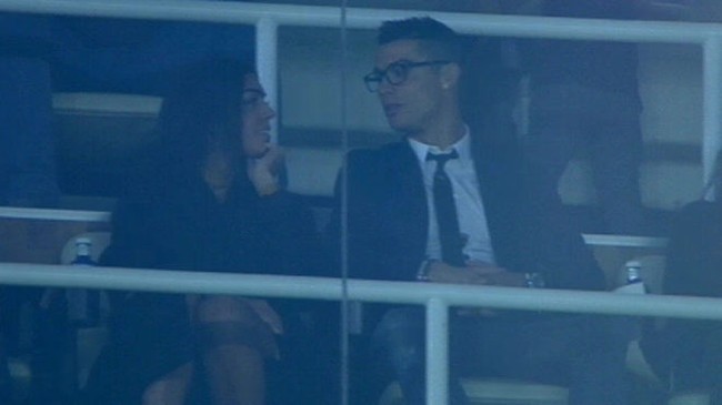 Ronaldo đóng vest bảnh trai, tươi cười cùng bạn gái mới trên khán đài Bernabeu - Ảnh 2.