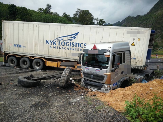 Container đâm xe tải gây tai nạn liên hoàn, 5 người thương vong - Ảnh 1.