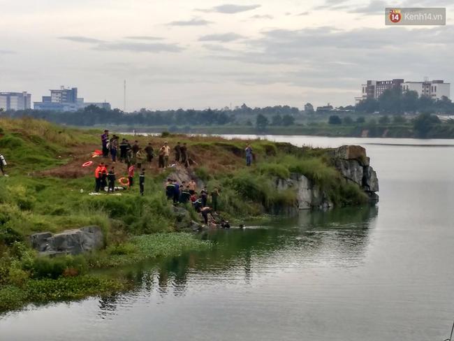 Nh&oacute;m thanh ni&ecirc;n rủ nhau ra Hồ Đ&aacute; ở L&agrave;ng Đại học tắm , 1 người chết đuối - Ảnh 1.