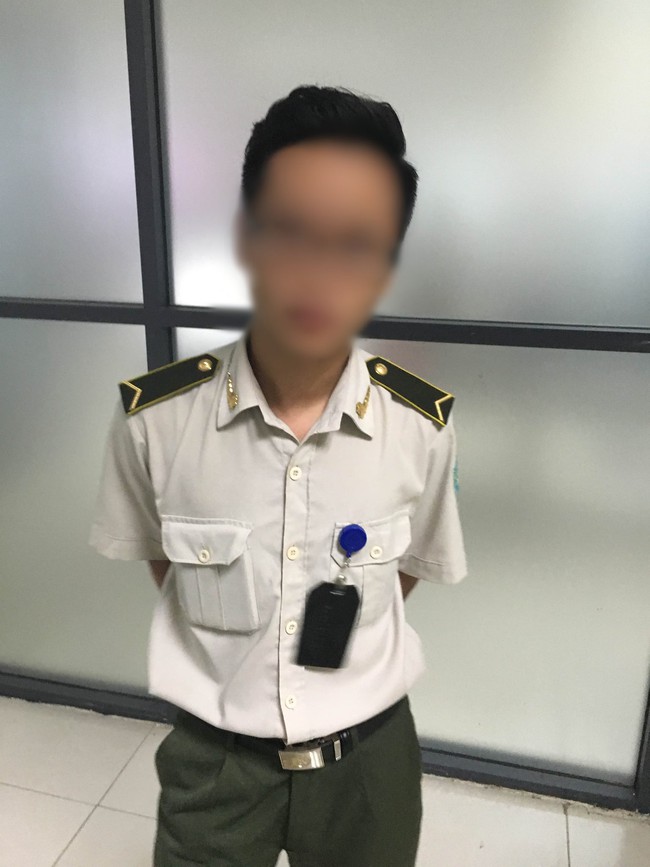 Nam h&agrave;nh kh&aacute;ch tố bị nh&acirc;n vi&ecirc;n an ninh s&acirc;n bay Nội B&agrave;i h&agrave;nh hung trong ph&ograve;ng k&iacute;n - Ảnh 1.