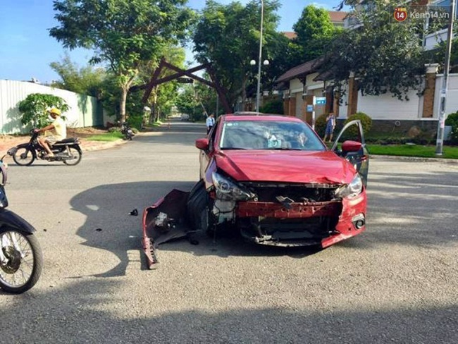 &Ocirc; t&ocirc; lật ngửa sau khi bị t&ocirc;ng, nữ t&agrave;i xế hốt hoảng đạp cửa b&ograve; ra ngo&agrave;i - Ảnh 2.