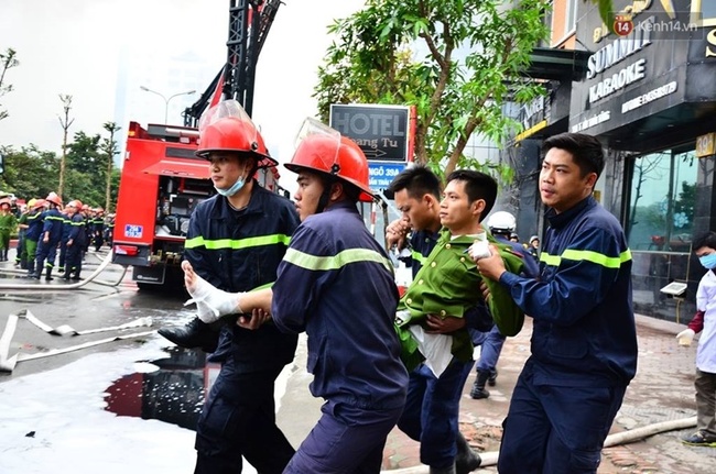 Nhiều người gào khóc khi vẫn còn người thân mắc kẹt trong đám cháy kinh hoàng ở Hà Nội - Ảnh 3.