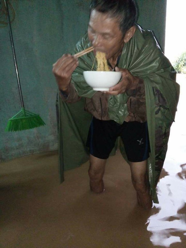 Bức ảnh cả gia đình đứng ăn mì tôm trong ngôi nhà ngập ở Quảng Bình khiến nhiều người xót xa - Ảnh 3.
